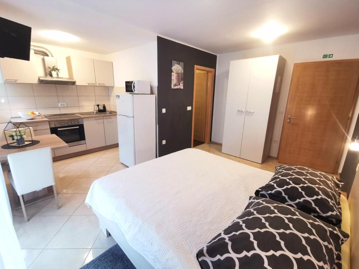 Apartments Rita Nemira 오미스 외부 사진